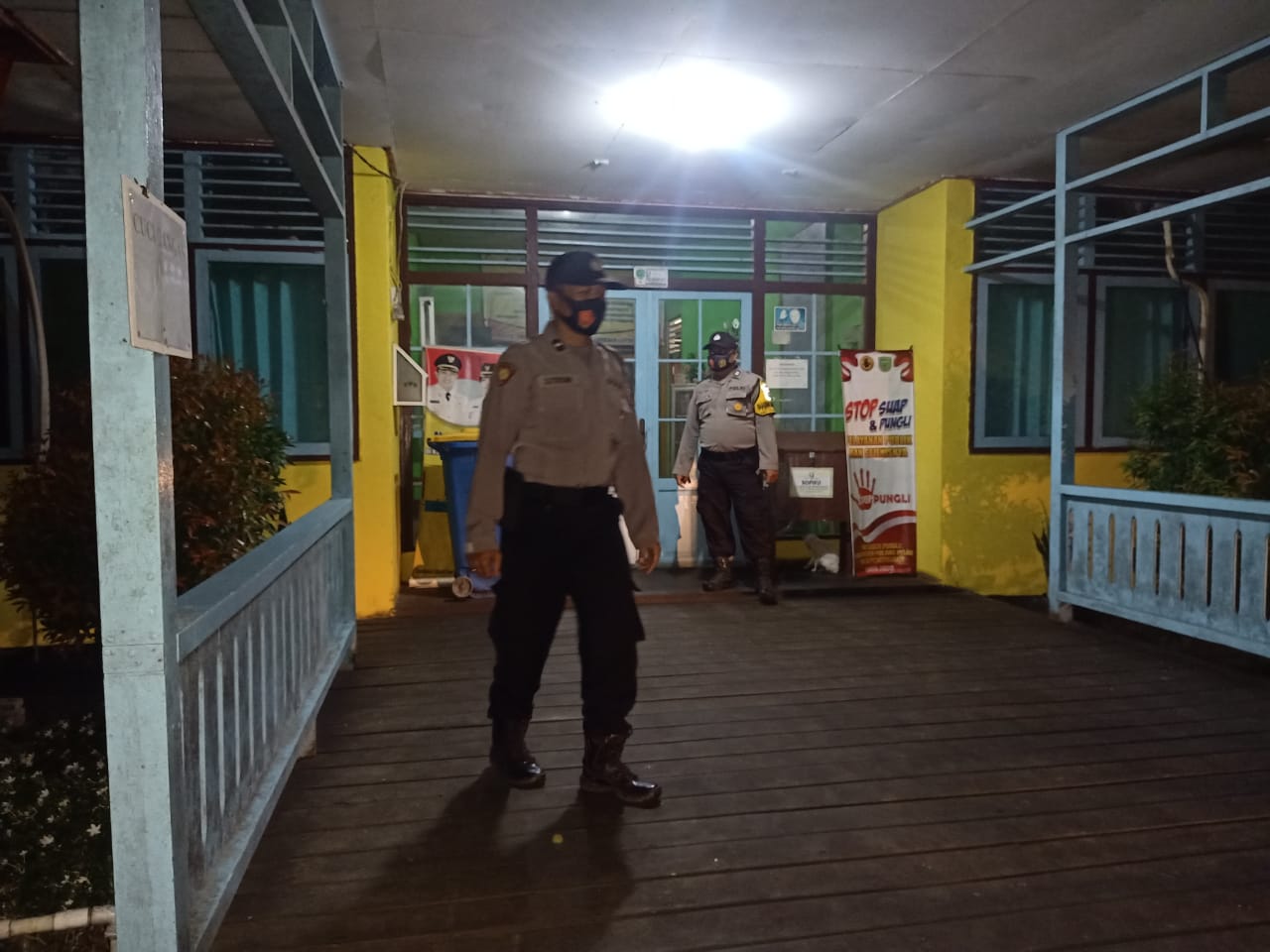 Gelar Patroli Malam, Anggota Polsek Pandih Batu Imbau Penjaga Sekolah