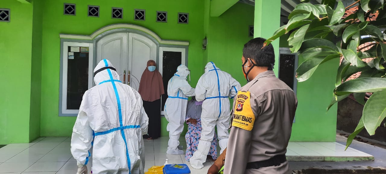 Bhabinkamtibmas Bersama Bhabinsa Turut Serta Melakukan Penyemprotan Disinfektan
