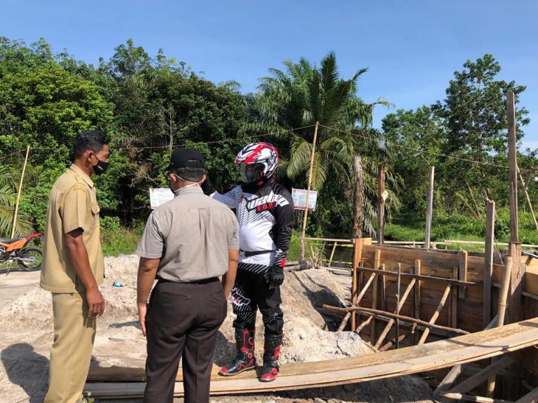 Wakil Bupati Kobar Monitoring Jembatan dan Ruas Jalan dari Karang Anyar hingga Sebuai Barat