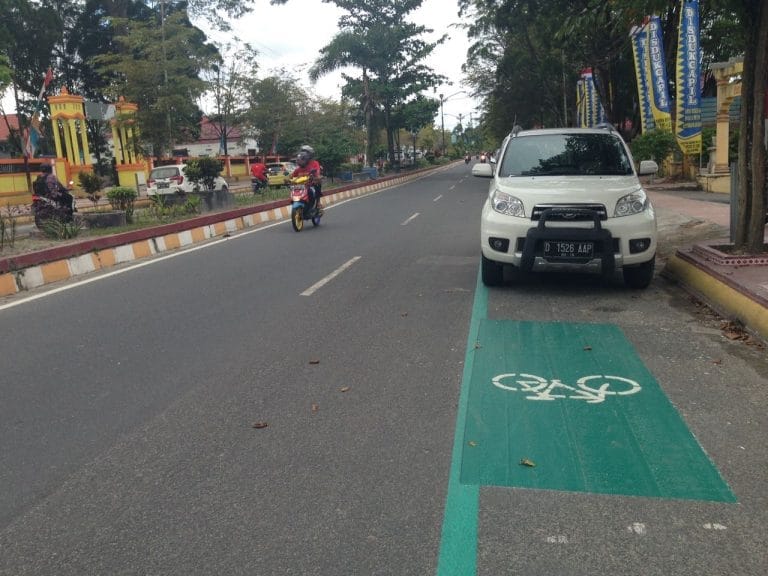 Jalur Sepeda jadi Parkiran