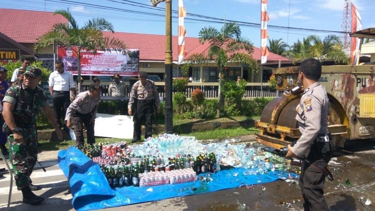 Pemusnahan Botol Miras di Mapolres Kotim