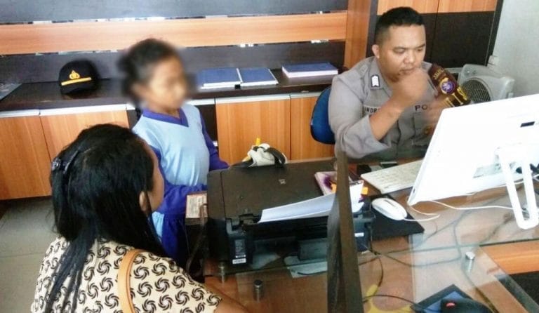 Keisha Putri Cantika ditemani ibunya saat berada diruang SPKT Polres Kotim. Mereka melaporkan atas tindakan perpampasan.