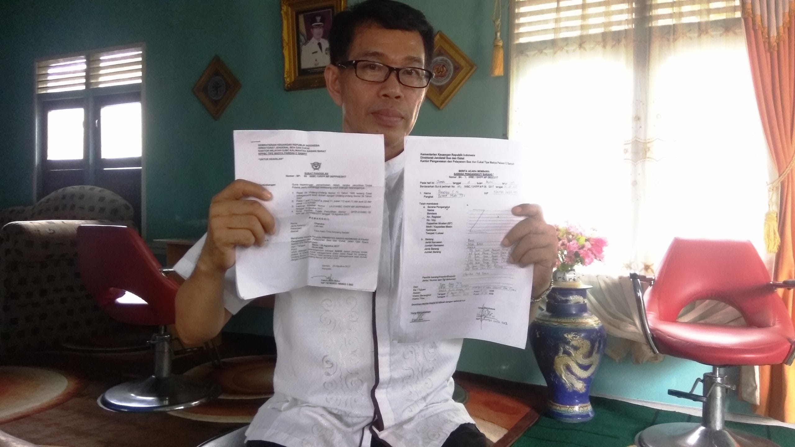 Kuasa Hukum Chendara saat menunjukan Surat Surat yang dianggap cacar administrasi