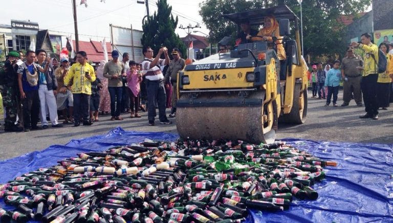 Hj. Nurhidayah tumpangi langsung alat berat stum untuk memusnahkan ratusan botol miras di halaman eks rumah jabatan Bupati Kobar, Rabu