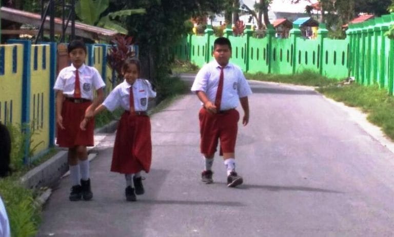Murid SD di belakang SKIP