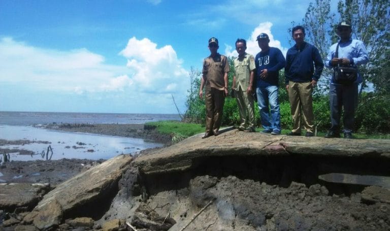 Ketua DPRD Kobar Triyanto bersama Perangkat Desa Teluk Pulai saat melihat lokasi di Desa Teluk Pulai yang hancur akibat terjangan ombak