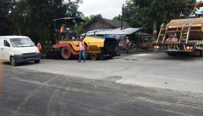 Pembangunan pelebaran jalan di wilayah Perempatan Jalan Samari dan Ahmad Wongso