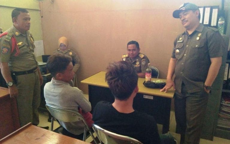 Dua orang pemuda yang di amankan Satpol pp