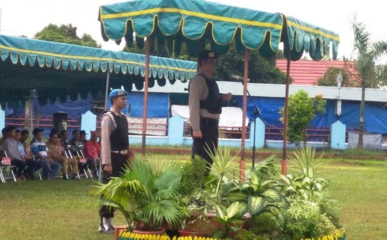 Kapolres Seruyan AKBP Nandang Mu'min Wijaya saat memimpin apel gelar pasukan di Stadion Gagah Lurus