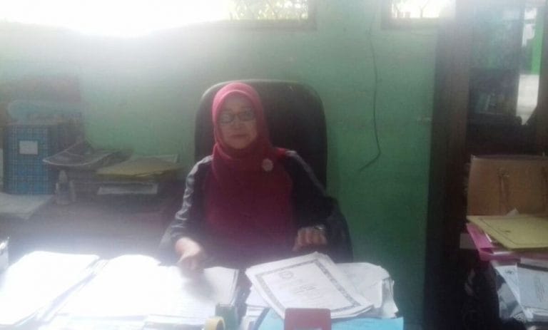 Kepala Sekolah SDN 3 Raja, Hj Dian Inggit Genarsih saat di ruang guru SDN 3 Raja