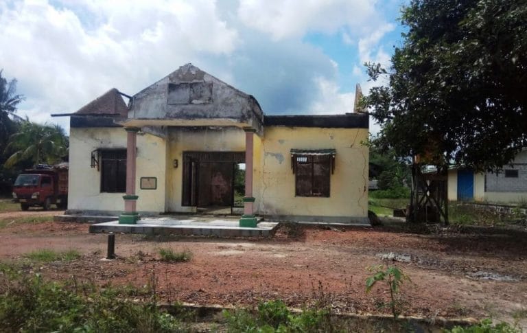 Puing-puing bangunan Kantor KUD Karya Sari Kedipi Atas Pangkalan Lada Kotawaringin Barat yang hangus terbakar
