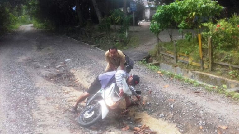 Tampak wali murid terjatuh dapat pertolongan salah satu guru SD 1 Sungai Kapitan Kumai