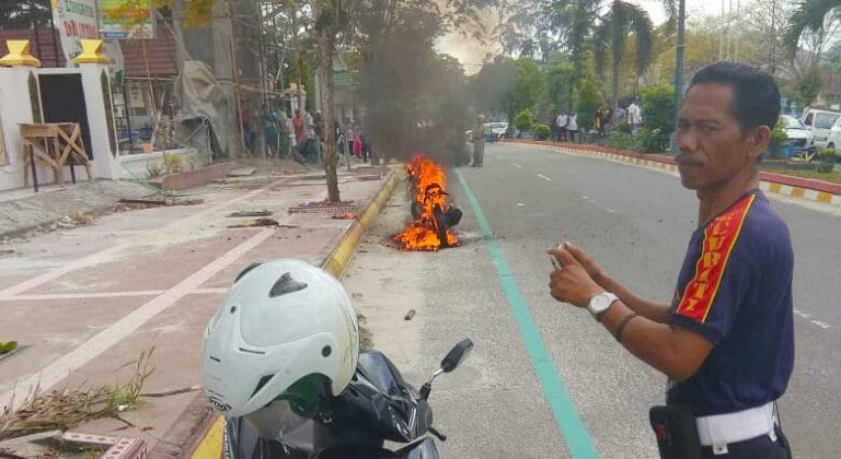 Motor Terbakar depan kajari