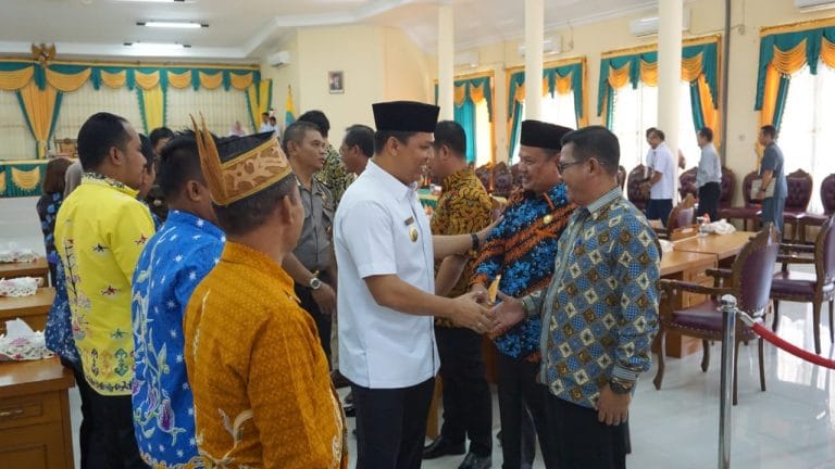 H Hendra Lesmana tengah menyalami para anggora DPRD Lamandau