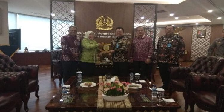 Bupati Kobar Hj Nurhidayah saat mengadakan pertemuan dengan Kemenhumham yang dipimpin oleh Dirjen Imigrasi Dr Ronny f Sompie