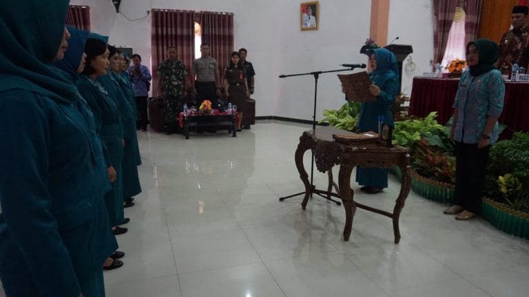 Ketua TP PKK Kabupaten Lamandau Hj Rusdianti Hendra Lesmana tengah melantik ketua TP PKK Kecamatan se-Kabupaten Lamandau