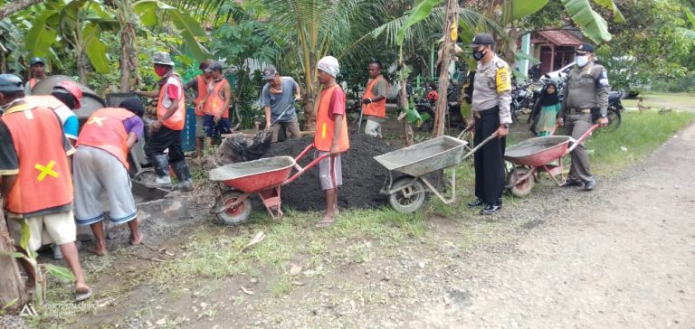 Giat gotong royong pengecoran jalan di Lingk. Sasagaran
