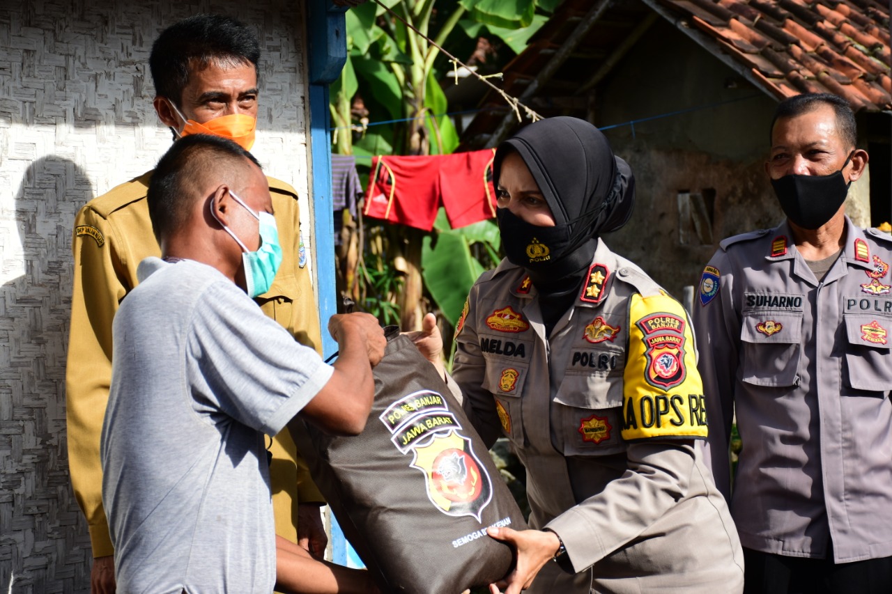 Wakil WaliKota dan Kapolres Banjar, Kompak Berikan Bantuan Sembako Kepada Keluarga Terdampak Covid-19
