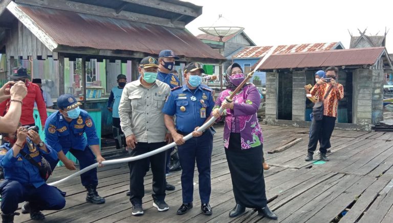 Bupati Kobar Serahkan Bantuan Alat Pemadam Kebakaran