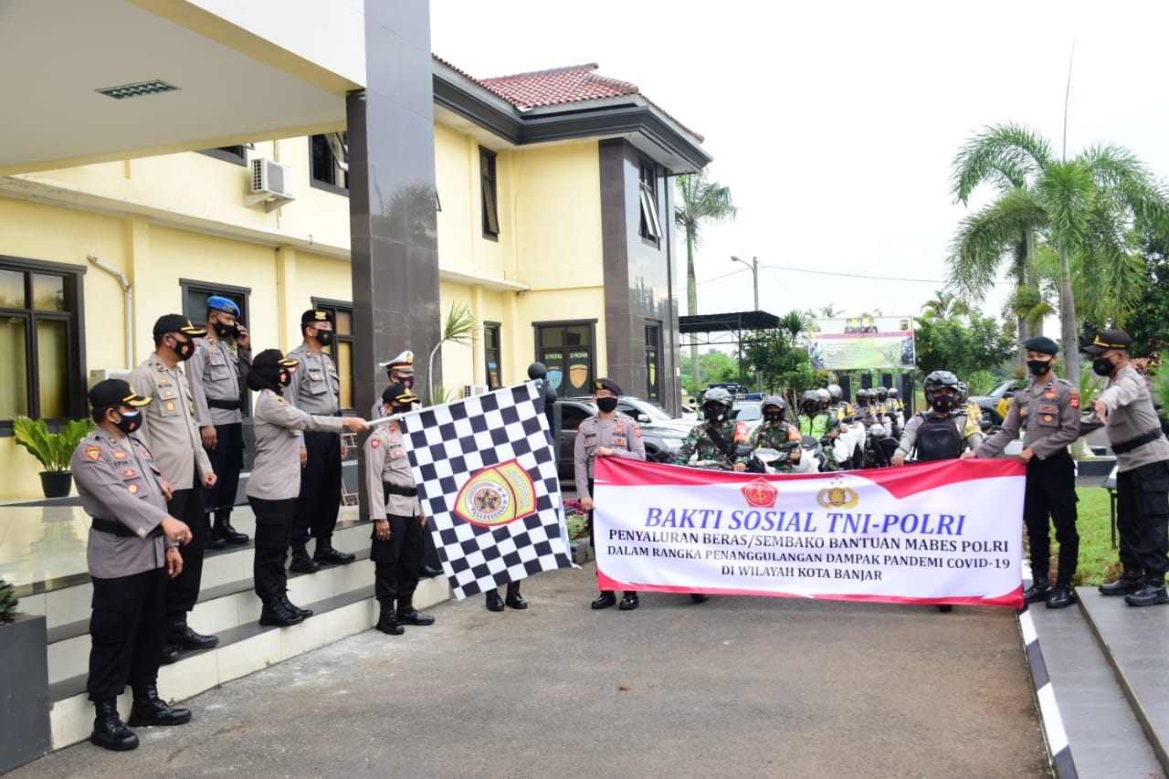 Bakti Sosial TNI – Polri, Bagikan Ratusan Sembako Kepada Warga Kota Banjar yang Terdampak Pandemi Covid-19.