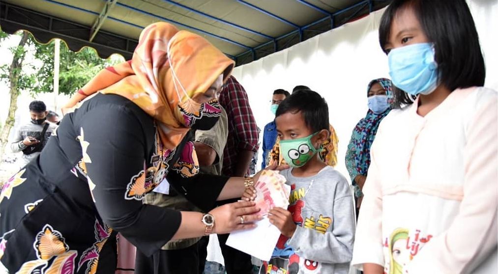 1.200 Warga Lansia, Penyandang Disabilitas Dan Anak-Anak Dapat Bantuan dari Bupati Kobar