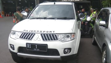 Mobil Berpelat RI 1 Terobos Mabes Polri