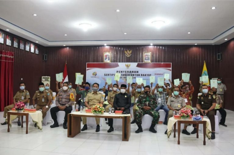 Penyerahan Sertifikat Tanah PTSL