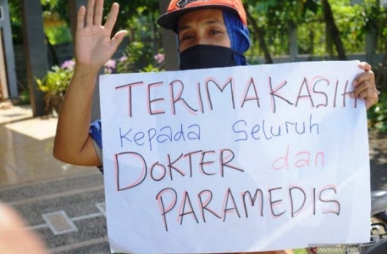 seorang-warga-memberi-ucapan-terima-kasih-kepada-para-tenaga-medis-di-rsud-dr-iskak-tulungagung-beberapa-waktu-lalu-ilustrasi-foto-antaradestyan-sujarwoko-4