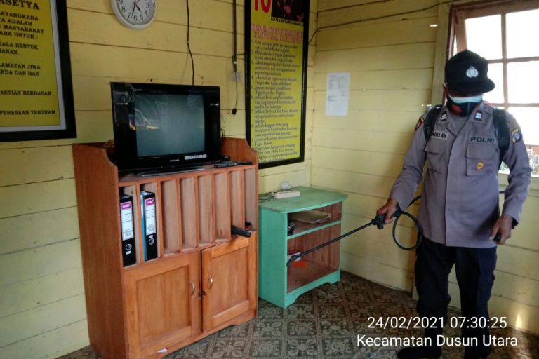 Aiptu Fadillah Semprot Disinfektan di Lingkungan Pospol Bantai Bambore, Cegah Covid-19