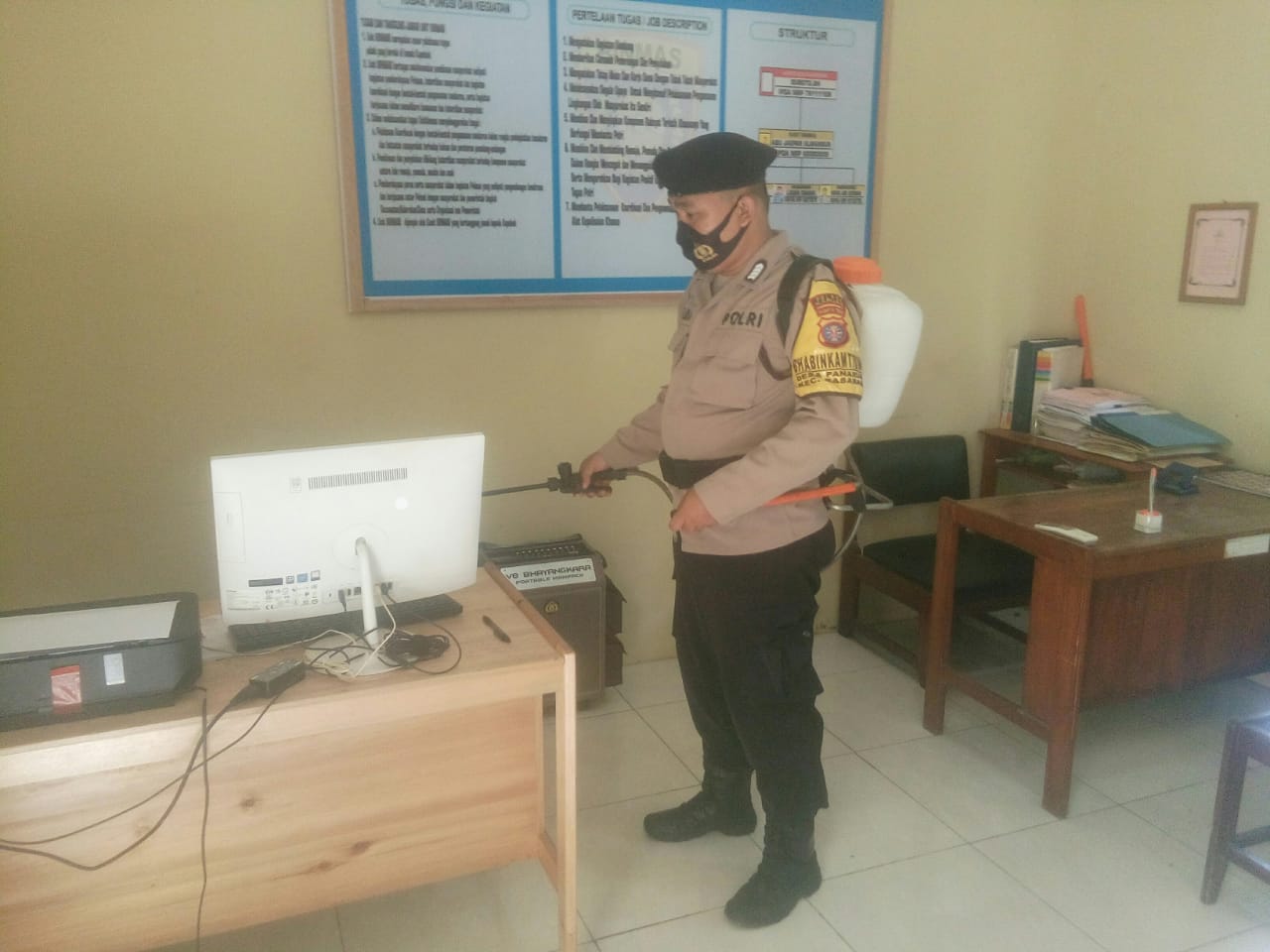 Anggota Polsek Basarang Cegah Covid-19 dengan Semprotkan Cairan Disinfektan untuk Sterilisasi Makopolsek
