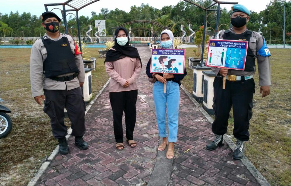 Anggota Polsek Sukamara Sosialisasikan Protokol Kesehatan menggunakan Papan