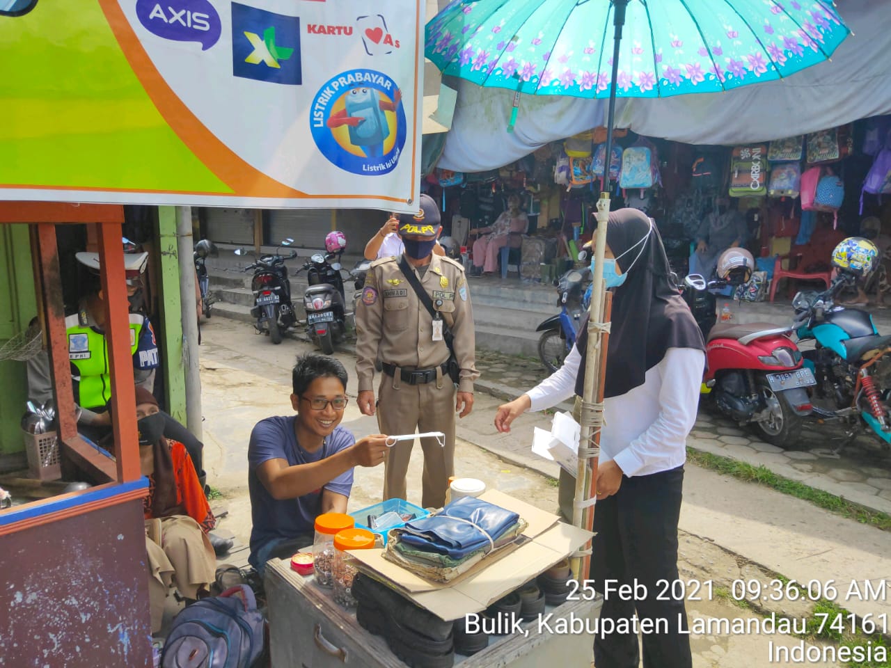 Bagikan Masker Kepada Masyarakat, Upaya Pencegahan Penularan Covid