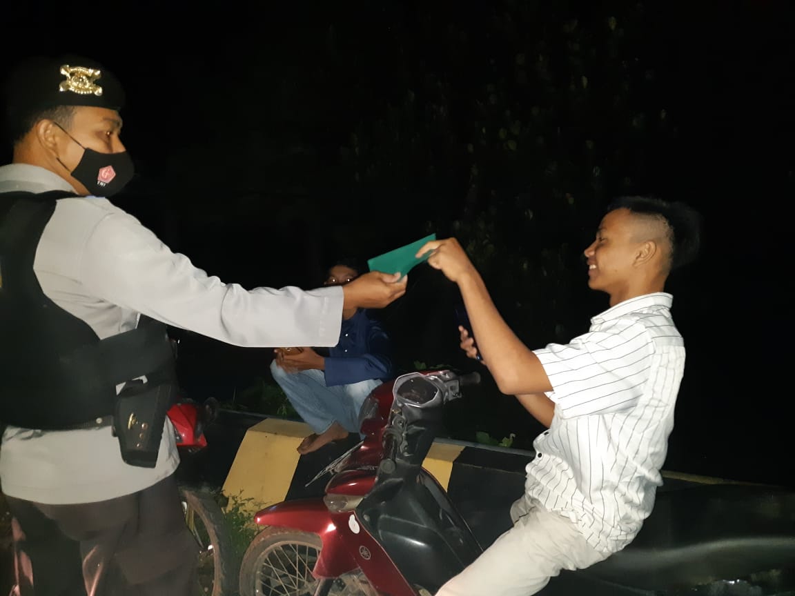 Bagikan Masker ke Anak Muda Nongkrong, Patroli Polsek Pulau Petak Sampaikan Pentingnya Penerapan Prokes