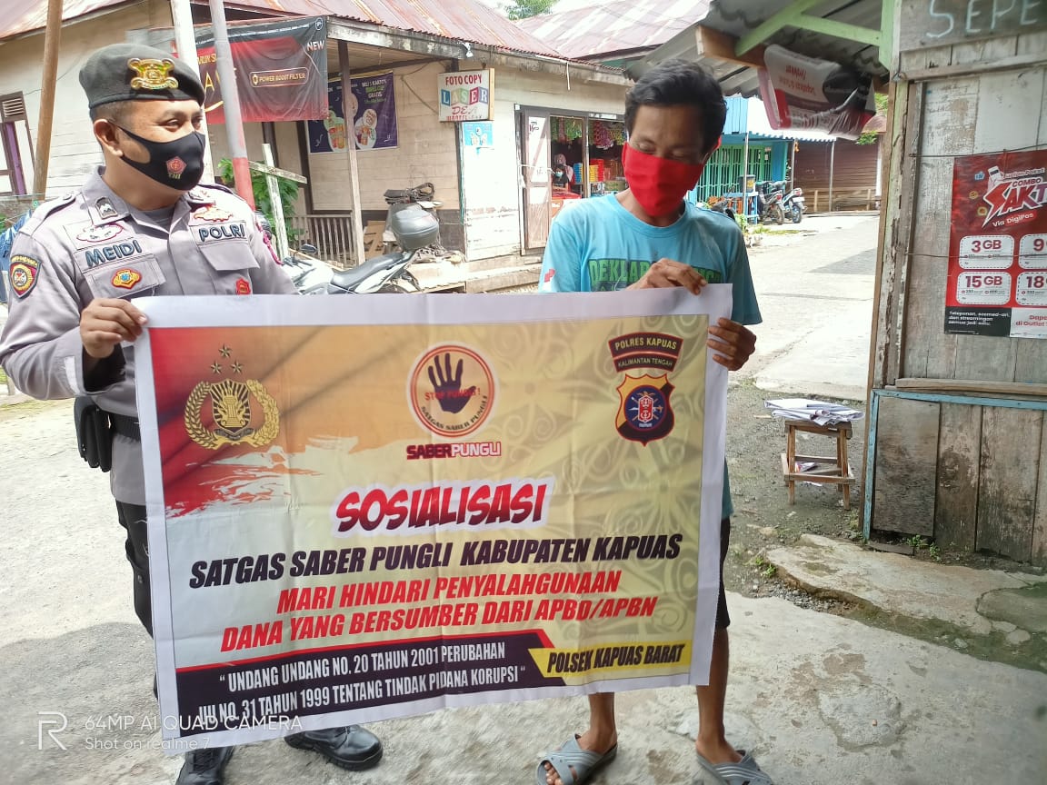 Berantas Pungli, Piket SPKT Regu III Polsek Kapuas Barat Berikan Imbauan Pada Masyarakat