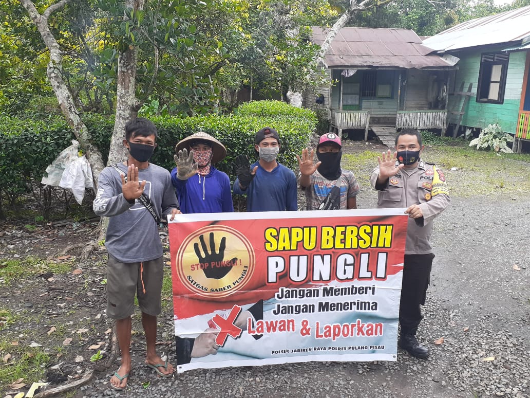 Bersama Awasi Dana Desa Sakakajang Bripka Winarto Sosialisasikan Saber Pungli