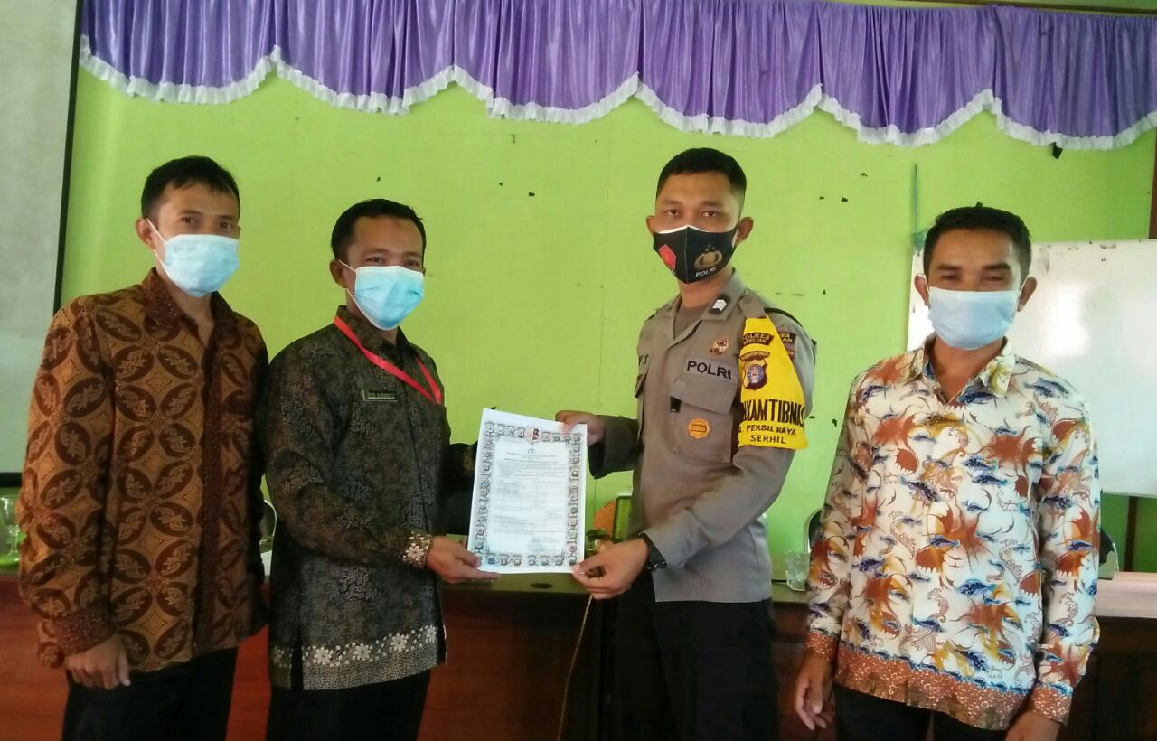 Bhabinkamtibmas Desa Persil Raya Gandeng Aparatur Desa Sosialisaikan Maklumat Kapolda Kalteng Cegah Karhutla