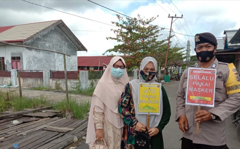 Bhabinkamtibmas Desa Sei Rungun Bagikan Masker Kepada Masyarakat
