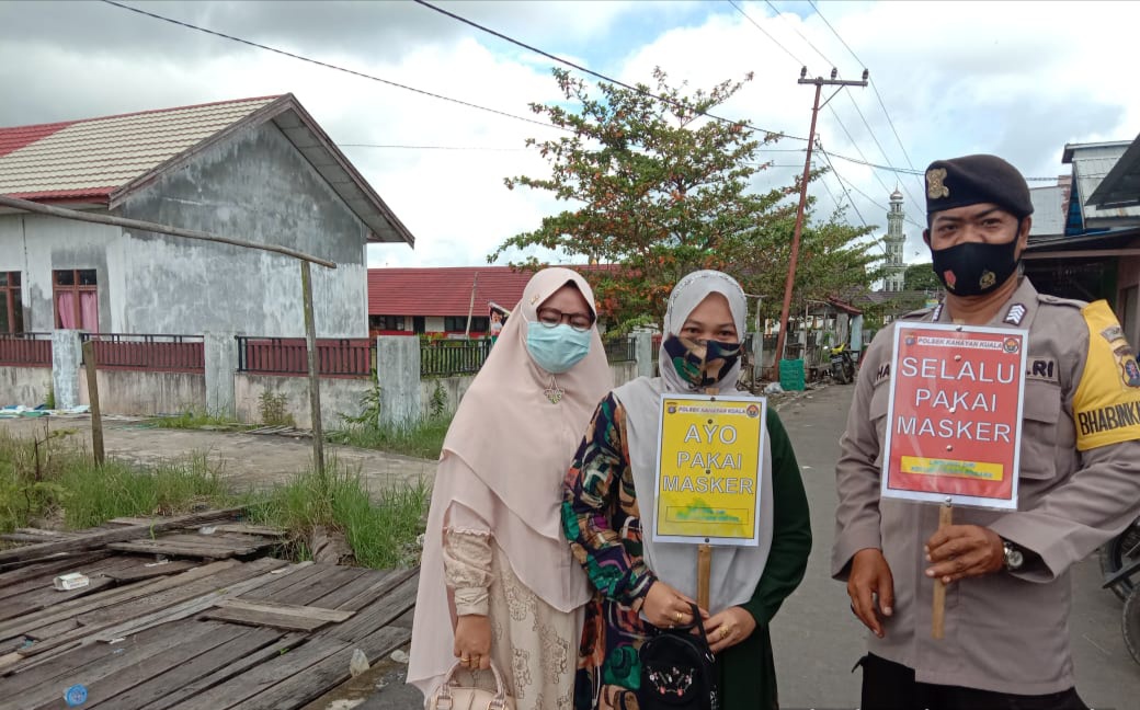 Bhabinkamtibmas Desa Sei Rungun Bagikan Masker Kepada Masyarakat