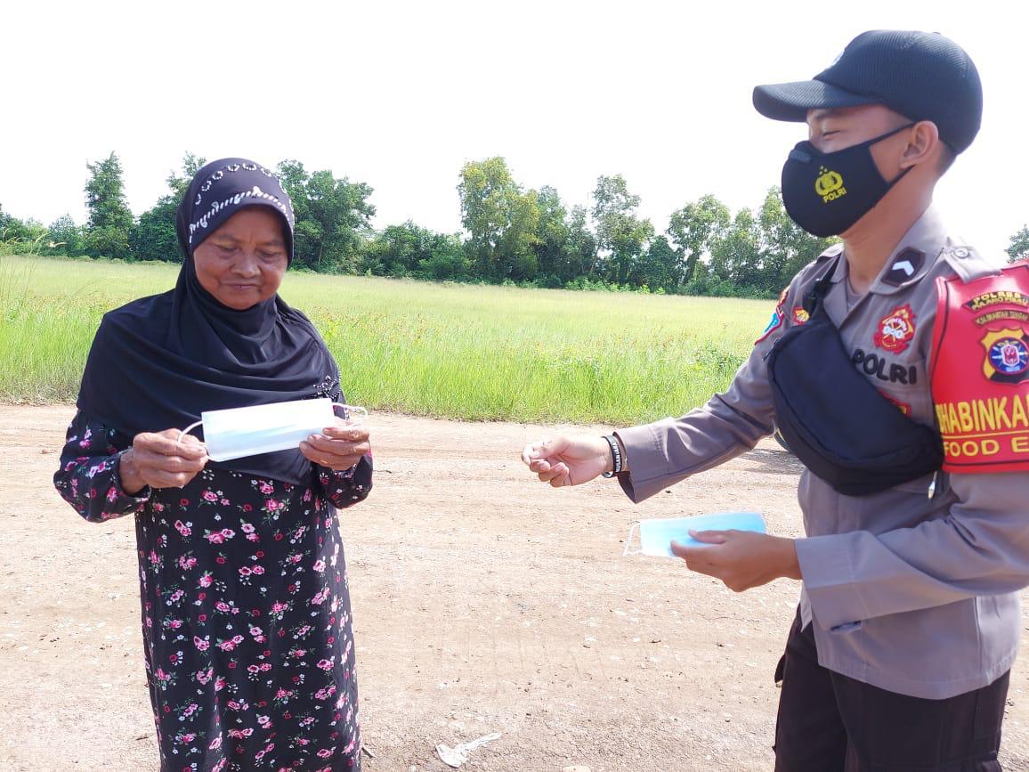 Bhabinkamtibmas Food Estate Awasi Protokol Kesehatan Kepada Warga Desa
