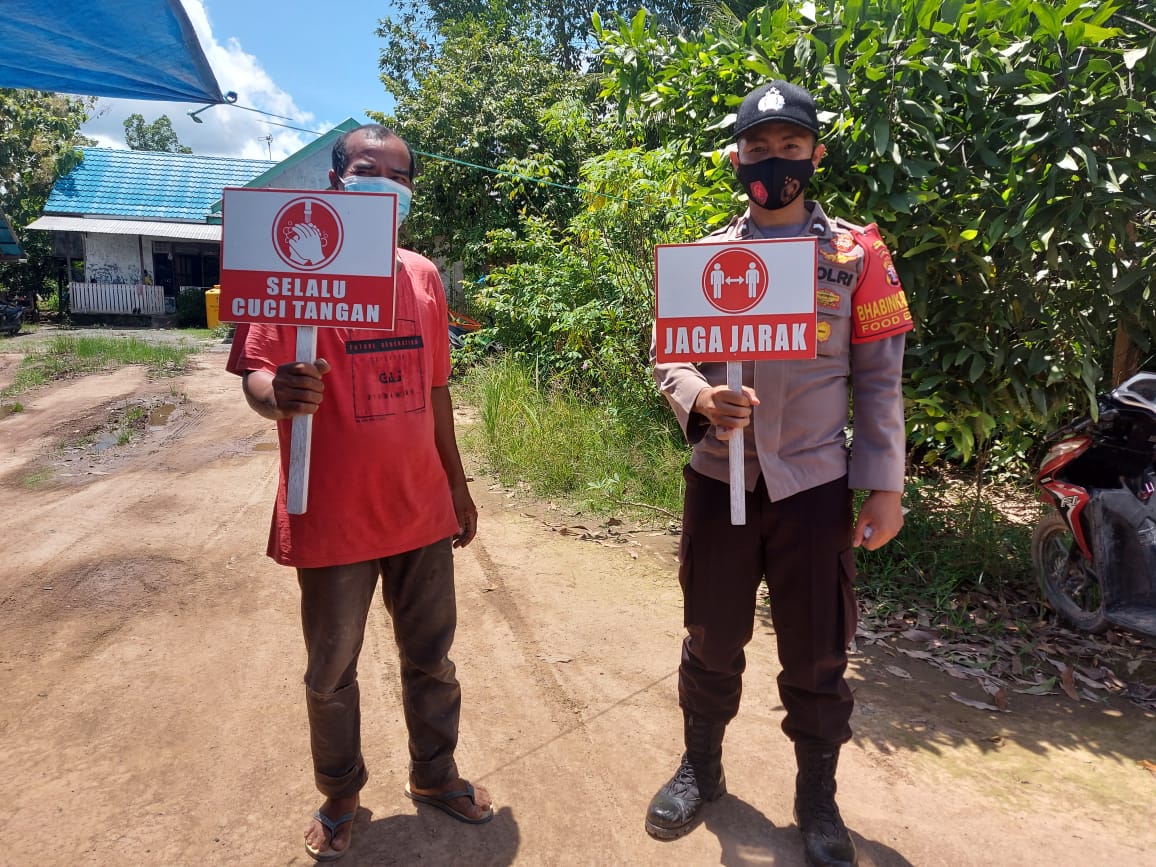 Bhabinkamtibmas Food Estate Gadabung Memberikan Sosialisasi Menggunakan Alat Peraga Untuk Berikan Himbauan Serta Ajak Masyarakat Selalu Mentaati Protokol Kesehatan