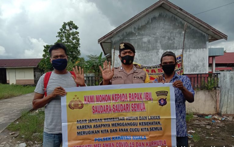 Bhabinkamtibmas Menyampaikan Kepada Warga Tentang Larangan Karhutla