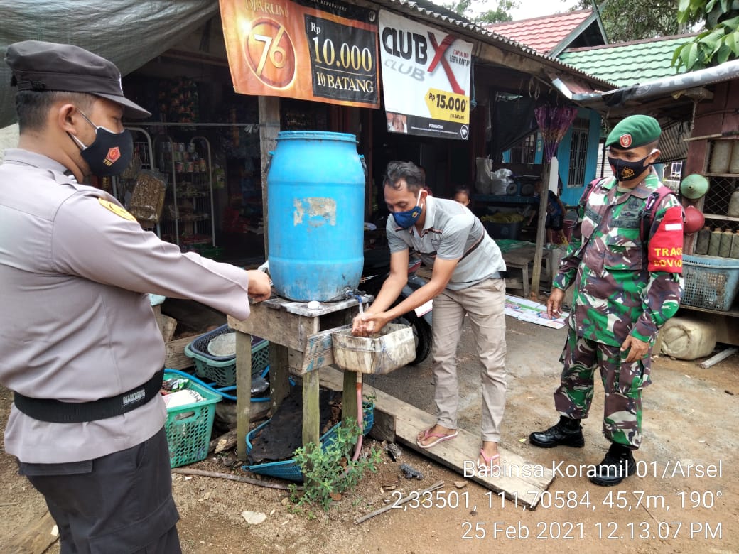 Bhabinkamtibmas Polsek Arsel Bersama Posko PPKM Desa Runtu Imbau Prokes Kepada Masyarakat