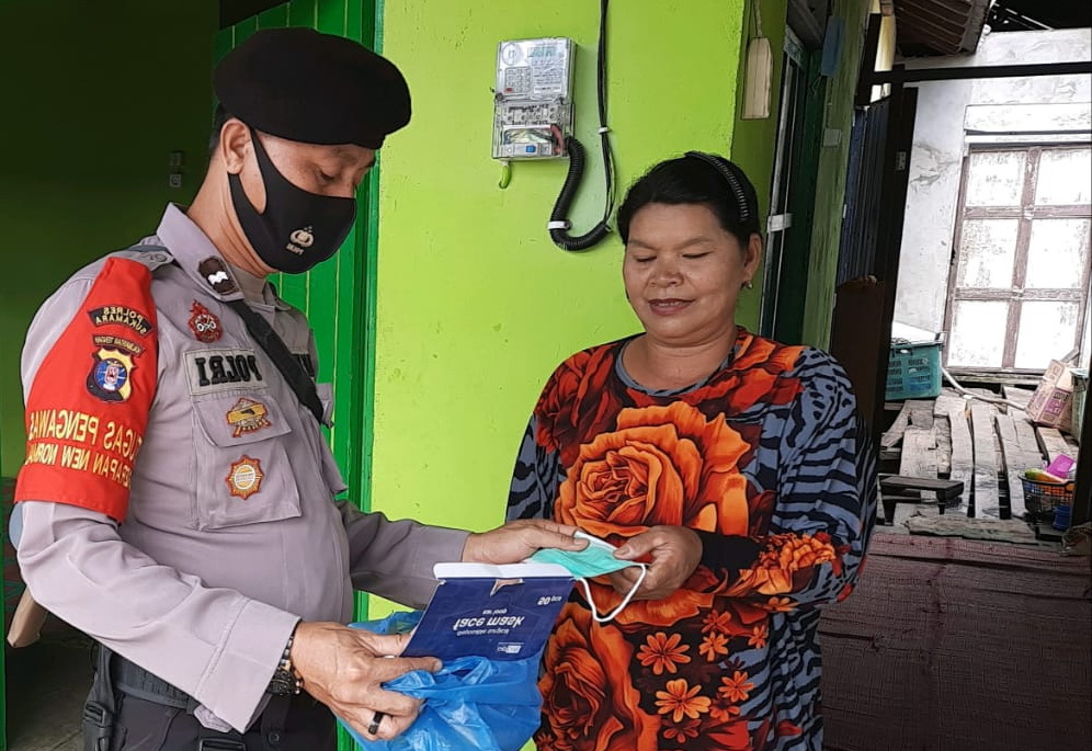 Bhabinkamtibmas Polsek Balai Riam Bagi Maskedr Gratis Kepada Warga