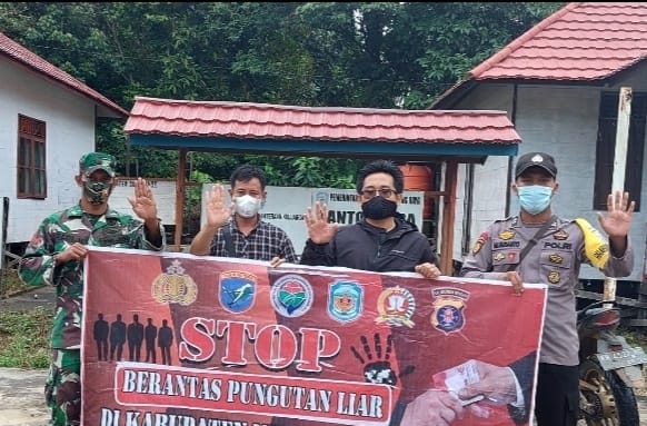 Briptu Susanto Galang Bersama Babinsa Galang Masyarakat Tumbang Lahung Tolak Aksi Pungli