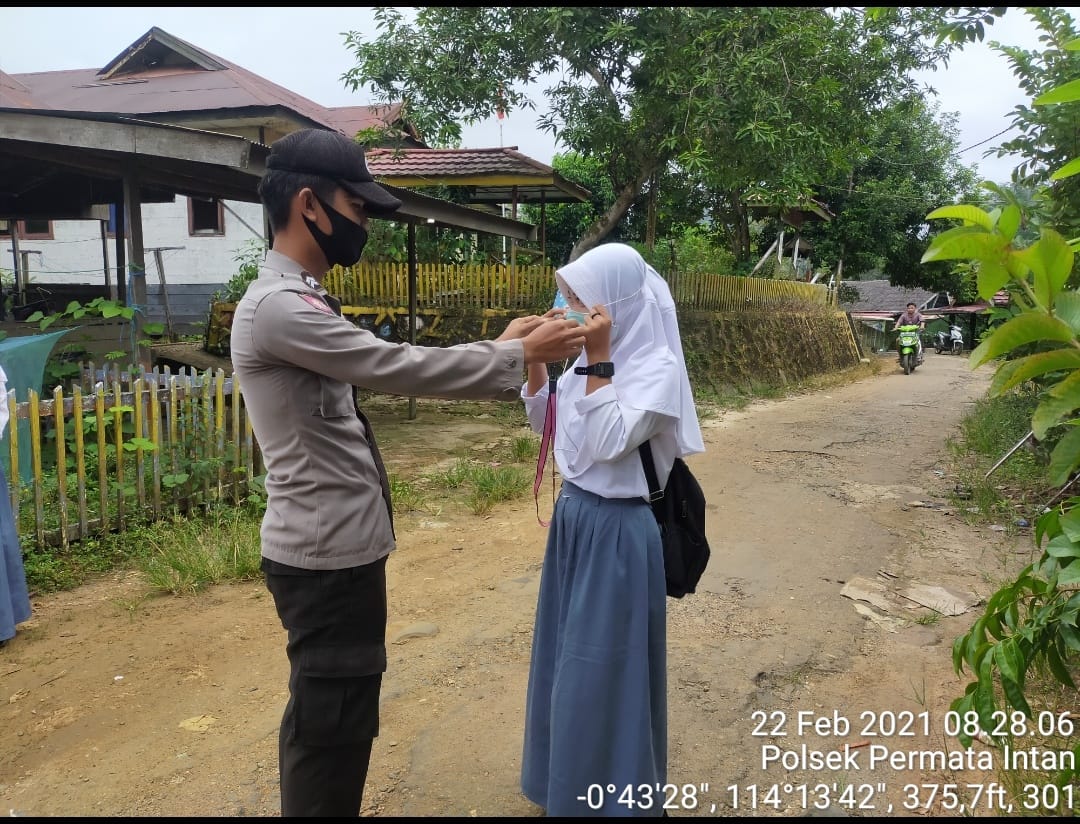 Cegah Covid-19, Bhabinkamtibmas Polsek Permata Intan Berbagi Masker Ke Pelajar