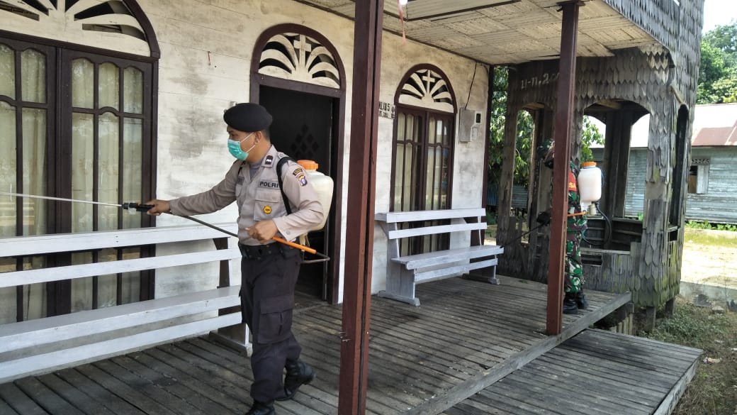 Cegah Covid-19, Polsek Kapuas Barat Rutin Semprotkan Cairan Disinfektan di Wilayah Polsek