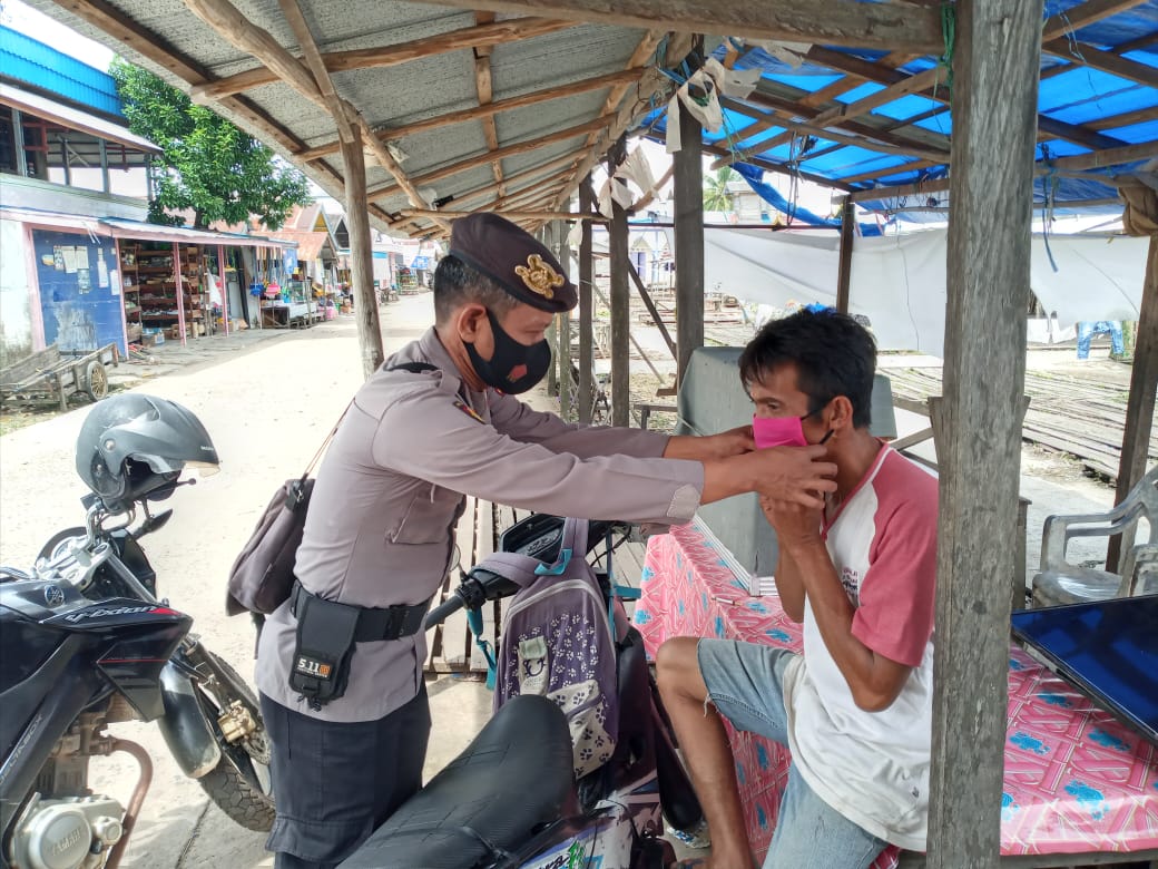 Cegah Covid-19, Polsek Mantangai Ajak Warga Bersama Menggunakan Masker