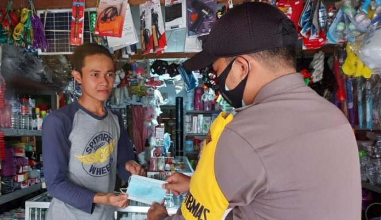 Cegah Penyebaran Covid-19, Briptu Taufik Barbagi Masker Ke Warga