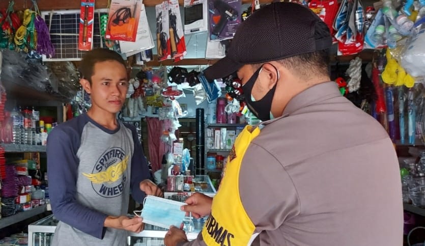 Cegah Penyebaran Covid-19, Briptu Taufik Barbagi Masker Ke Warga