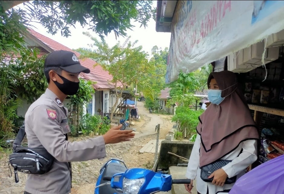 Dengan Sambang Dialogis, Briptu Huda Himbau Warganya Patuhi Protokol Kesehatan